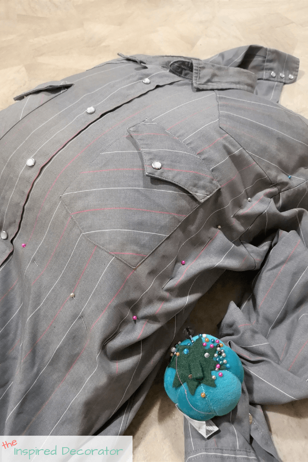 Pin the back and front of the shirt together around the pillow insert inside the shirt.